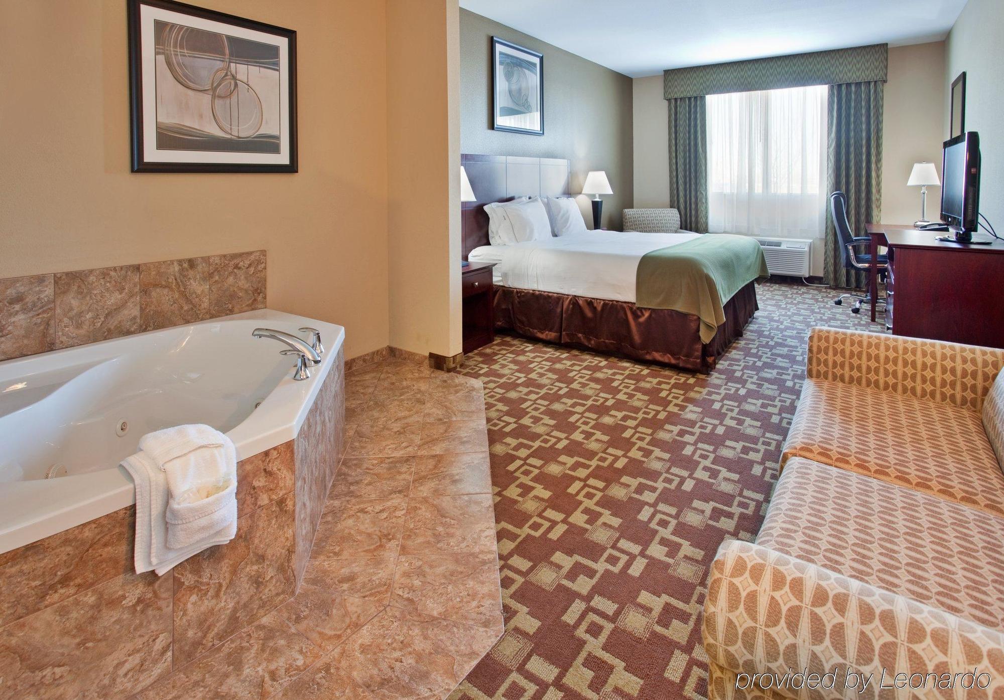 Holiday Inn Express Hotel & Suites St. Charles By Ihg Saint Charles Стая снимка